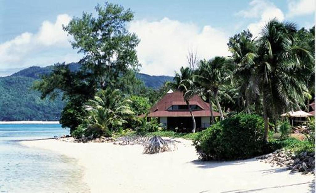 New Emerald Cove Hotel Baie Sainte Anne Exteriör bild